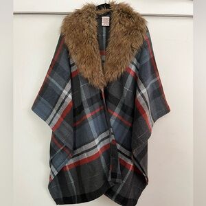 Beautiful poncho with removable  faux fur colar.